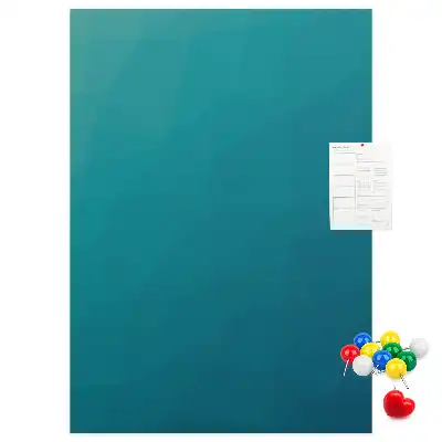 Korktafel mit geometrischer Abstraktion