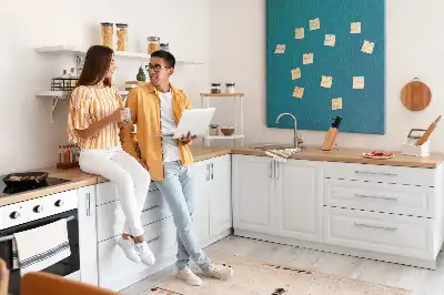 Korktafel mit geometrischer Abstraktion