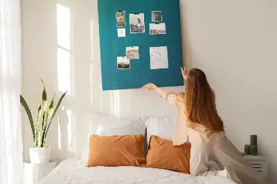 Korktafel mit geometrischer Abstraktion
