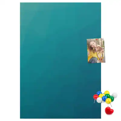Korktafel mit geometrischer Abstraktion