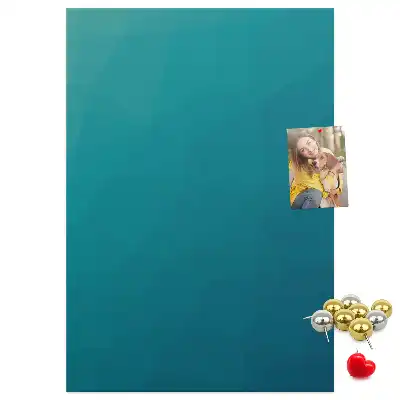 Korktafel mit geometrischer Abstraktion