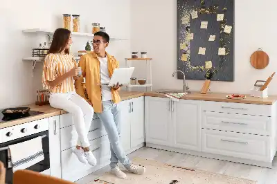 Korktafel mit goldenem Konfetti-Motiv