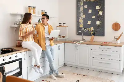 Korktafel mit goldenem Konfetti-Motiv