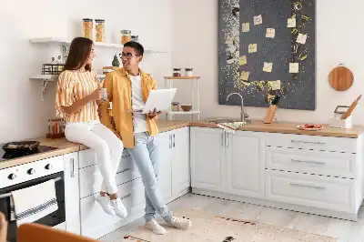 Korktafel mit goldenem Konfetti-Motiv