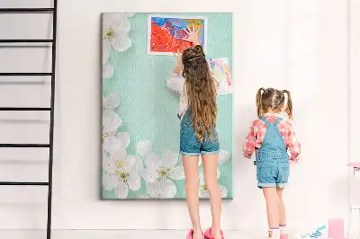 Pinnwand mit Blütenmotiv