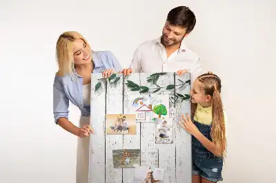 Pinnwand mit Kork und Holzpaneelen