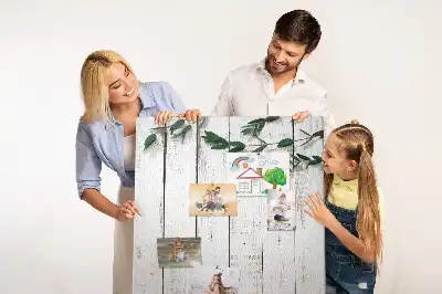 Pinnwand mit Kork und Holzpaneelen