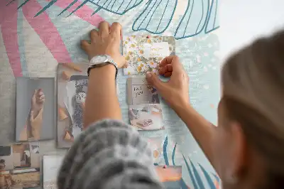 Pinnwand mit Blättermotiv in Pastelltönen
