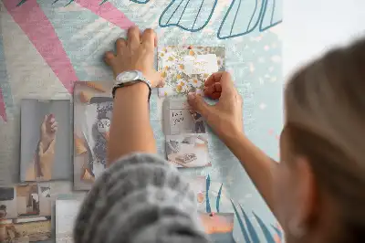 Pinnwand mit Blättermotiv in Pastelltönen