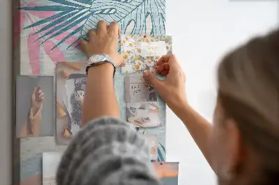 Pinnwand mit Blättermotiv in Pastelltönen