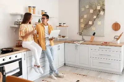Pinnwand mit glänzendem Marmor-Design