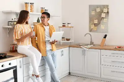 Pinnwand mit glänzendem Marmor-Design