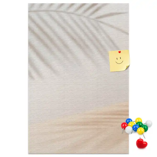 Pinnwand mit Palmenblattschatten