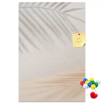 Pinnwand mit Palmenblattschatten
