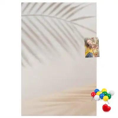 Pinnwand mit Palmenblattschatten