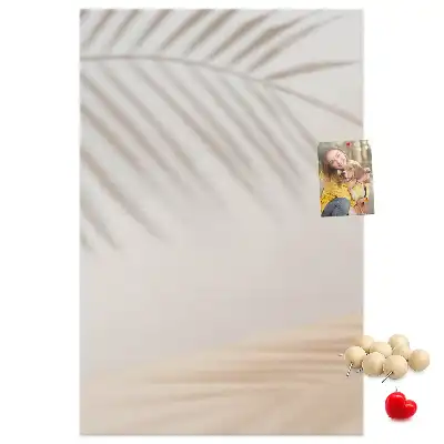 Pinnwand mit Palmenblattschatten