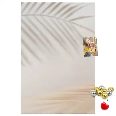 Pinnwand mit Palmenblattschatten