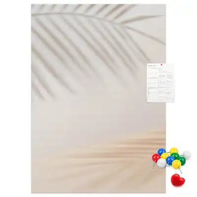 Pinnwand mit Palmenblattschatten
