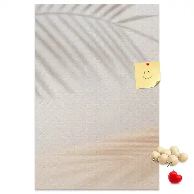 Pinnwand mit Palmenblattschatten