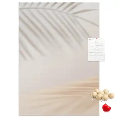 Pinnwand mit Palmenblattschatten