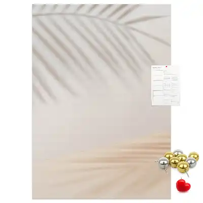 Pinnwand mit Palmenblattschatten