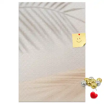 Pinnwand mit Palmenblattschatten