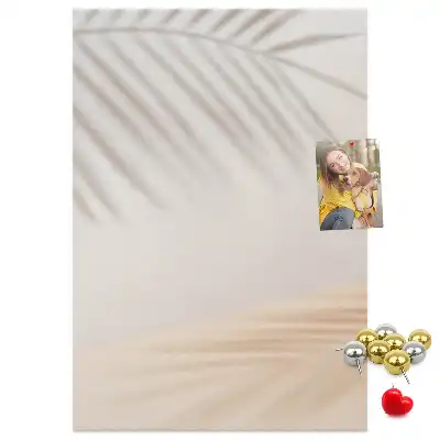 Pinnwand mit Palmenblattschatten