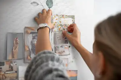 Pinnwand aus Kork mit Pflanzentrieb-Motiv