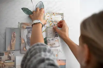 Pinnwand aus Kork mit Pflanzentrieb-Motiv