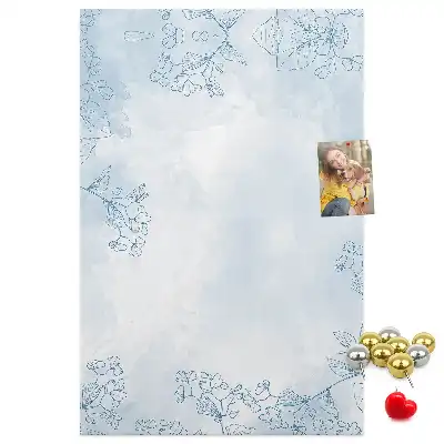 Pinnwand mit Blumenskizzen-Motiv