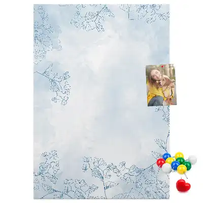 Pinnwand mit Blumenskizzen-Motiv