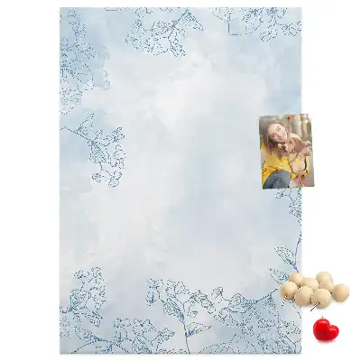 Pinnwand mit Blumenskizzen-Motiv
