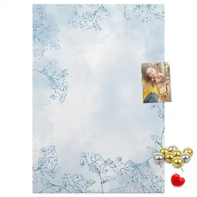 Pinnwand mit Blumenskizzen-Motiv