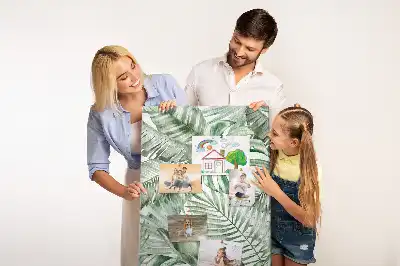 Korktafel Mit Wasserfarben bemalte Blätter