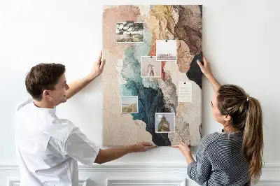 Korktafel mit abstraktem Fleckenmuster