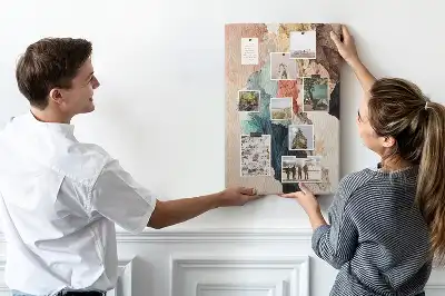 Korktafel mit abstraktem Fleckenmuster
