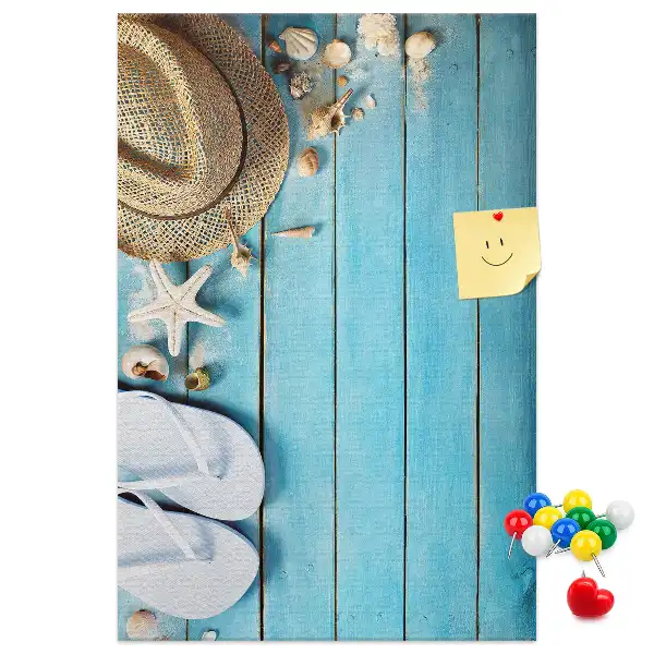 Pinnwand mit Sommerhut und Flip-Flops Motiv