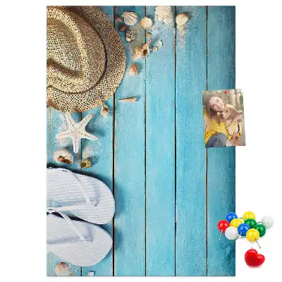 Pinnwand mit Sommerhut und Flip-Flops Motiv