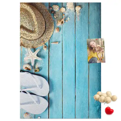Pinnwand mit Sommerhut und Flip-Flops Motiv