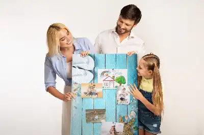 Kork-Pinnwand mit Muschel-Motiv auf Holz