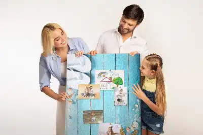 Kork-Pinnwand mit Muschel-Motiv auf Holz