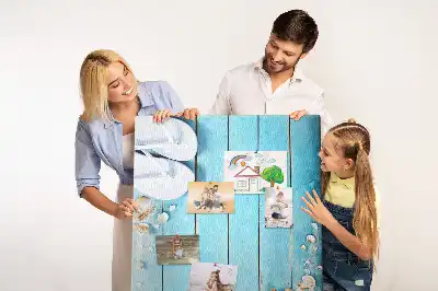 Kork-Pinnwand mit Muschel-Motiv auf Holz