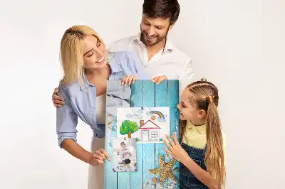 Kork-Pinnwand mit Muschel-Motiv auf Holz