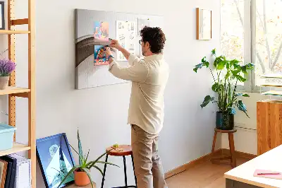 Bedruckte Korkplatte mit abstrakten Linien