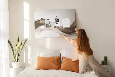 Bedruckte Korkplatte mit abstrakten Linien