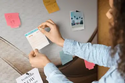Bedruckte Korkplatte mit abstrakten Linien