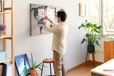 Kork-Pinnwand mit künstlerischem Weltkarten-Motiv