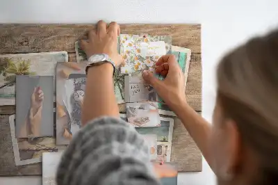 Bedruckte Korkplatte mit Polaroid-Fotos