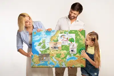 Pinnwand mit Weltkarte für Geografie
