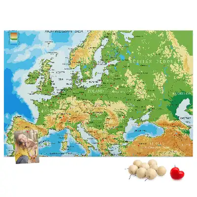 Pinnwand mit Weltkarte für Geografie